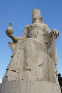 Памятник царице Тамаре
