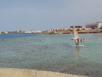Пляж отеля Кинг Тут там проходят занятия аквааэробикой и занимаются водными видами спорта