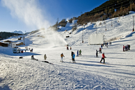 курорт Санкт-Антон известен горнолыжникам всего мира. Именно в этом месте был основан Первый альпийский лыжный клуб  в 1901 году. Первая в мире горнолыжная ...