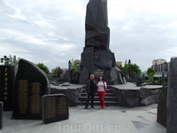 Возле памятника погибшим. Мы с моим коллегой из Грозного.