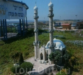 Макет мечети с минаретами.