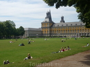 На лужайке Боннского Университета много отдыхающих.