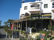 Ностальгия, когда я была на Кипре два с половиной года назад, это кафе только строилось, однако сегодня оно уже в полной мере вписалось в округу.