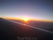 Закат солнца из иллюминатора самолета...:)