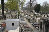 Далее пойдет Богемный район Парижа - Монмартр. А это кладбище Монмартр.