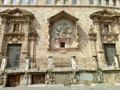 Еще одно украшение этого фасада - образ  Virgen del Rosario. Весь этот фасад - просто праздник стиля барокко, он богато украшен орнаментами, каменными ...