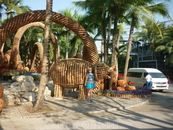 Паттайя,парк Нонг  Нуч-все сооружения из керамических горшочков
