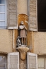 Эта и  другие скульптуры святых украшают многие дома в старом городе.