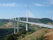 Виадук Мийо ( le Viaduc de Millau),самый высокий транспортный мост в мире.