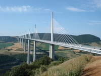 Виадук Мийо ( le Viaduc de Millau),самый высокий транспортный мост в мире.