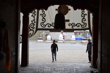 В прежние времена говорили, что в комнате Ламы-прорицателя Тиге Кионга есть специальная колода и нож для «рубки дыхания». Считалось, что демоницы-сингдонгмо ... В прежние времена говорили, что в комнате Ламы-прорицателя Тиге Кионга есть специальная колода и нож для «рубки дыхания». Считалось, что демоницы-сингдонгмо ...