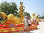 на фоне Будд