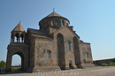 На восточной окраине при въезде в город Вагаршапат, на небольшой возвышенности, стоит церковь Рипсиме