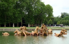 Один из многочисленных фонтанов Château de Versailles