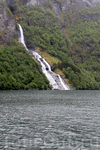 Гейрангер-фьорд славится множественными водопадами, наиболее известные из них — Семь сестёр и Жених
на этом фото водопад "Жених"
(скала в водопаде похожа ...