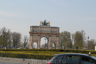 Триумфальная арка Карузель, возведена в честь побед Наполеона. Вид со стороны входа в Лувр.