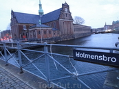 В Копенгагене много каналов и мостов.