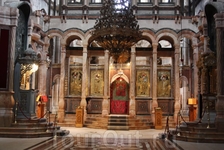 В храме Воскресения.