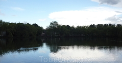 Это озеро находится перед Розовым Замком,окружено  лесом.