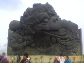 На острове ваяют самую большую статую в мире...это ее часть сам Гаруда, по макету сверху на нем будет еще более огромный мифический бог Вишну!