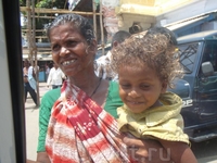 Штат Тамил-Наду беднее Кералы. Просительницы милостыни .