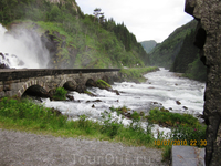 продолжение водопада Latefoss проходит под мостом автомобильной дороги