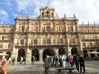 La Plaza Mayor Саламанки по праву считается одной из самых красивых площадей в Испании. Окруженная зданиями теплого цвета с искусной ювелирной резьбой ...