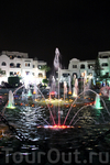 одна из центральных площадей в Порт эль Кантауи, вечером работает цветной фонтан