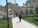 У входа в мечеть