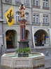 подобные фонтаны распространены по всей Швейцарии. Что удивительно, из всех фонтанов круглосуточно бежит вода, даже зимой, даже в мороз.