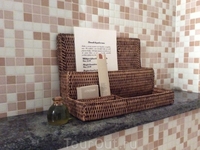 В ванной комнате костметика фирмы L'Occitan - мур-мур удовольствие)) Все мы воспользовались пеной для ванны. Даже те, кто перед этим сходил в СПА.