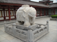 Слон в одном из внутренних двориков монастырского комплекса