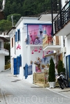 Просто милая улочка, цветом белых стен и синих ставен напоминающая улицу на Санторини.