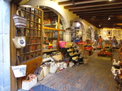 магазин сувениров на улице Carrer de la Forca (улица сильных), в котором работает наша соотечественница