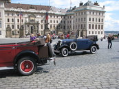 Прогулочные авто у входа в Пражский град