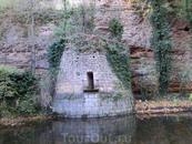 Скалы, на которых стоит замок, спускаются к реке. Здесь, очевидно, один из потайных выходов из замка. Говорят, что замок связывают с городом тайные подземные ...