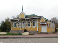 Здесь же, на Успенской площади находится музей городского быта.  В музее можно познакомиться с бытом, нравами и традициями жителей старинного Углича, увидеть ...