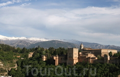 Альгамбра и Алькасаба прекрасно смотрятся на фоне гор с белыми шапками.
Воздух прозрачный, чистый, несет прохладу