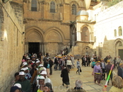 Христианский мир
 Мы входим через Яффские ворота и оказываемся  в Старом городе Иерусалима, за высокими каменными стенами.  Отшлифованные подошвами путников ...