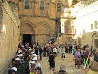 Христианский мир
 Мы входим через Яффские ворота и оказываемся  в Старом городе Иерусалима, за высокими каменными стенами.  Отшлифованные подошвами путников узкие извилистые улочки, каменный лабиринт