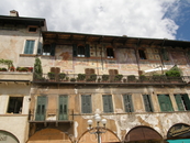 Пл. Эрбе - дом, фасад которого в 16 в. был разрисован фресками на мифологические темы