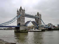 Впервые увидела как разводили Tower bridge чтоб пропустить кораблик.