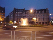 Плошадь с фонтанчиком недалеко от центра (на заднем плане - Отель Фош)