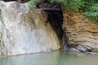 В районе второго водопада расположена благоустроенная стоянка,мимо этого водопада вы точно не проедете,здесь располагаются кафе,столики,места под палатки ...