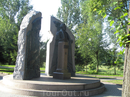 Памятник Людвигу Нобелю расположен на берегу Черемухи в Нобелевском парке