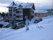 Февраль 2007г. Наш любимый гостевой дом "Тирольский". Как видите из отеля, сразу на лыжи и вниз. Купил абонемент, наверх и снова вниз. И так пока ноги ...