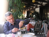 В ресторане;  завтрак на веранде