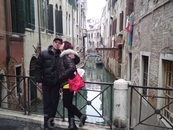 простой поцелуй необычайно заводит  на венецианских мостах