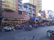 Одна из улиц Бангкока, далеко не самая многолюдная