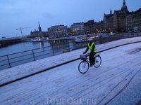 По снежку да на велосипеде. Европейская примета!